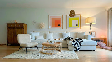 Welche Decke passt zu einem beigen Sofa?