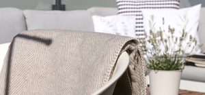 Sommerabend zuhause: Warum eine gute Kuscheldecke den Unterschied macht