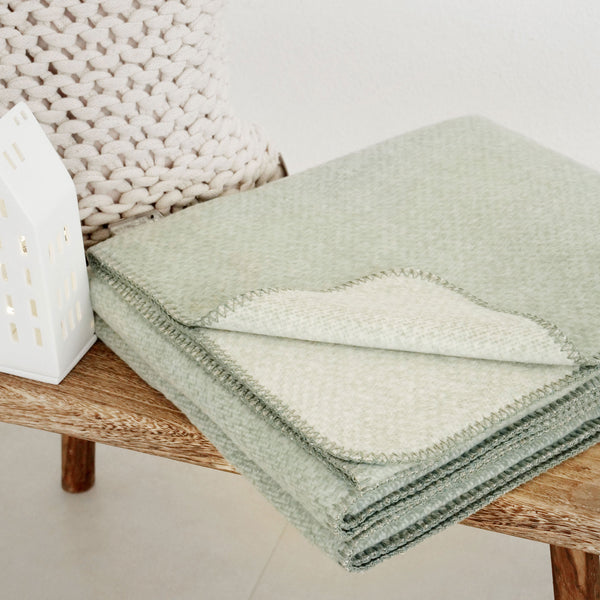 Kuscheldecke in grün - EMMA aus 100% Bio-Baumwolle – RIEMA GERMANY