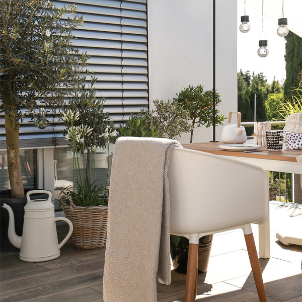 RIEMA sommerliche Kuscheldecke FINN auf Terrasse im Garten