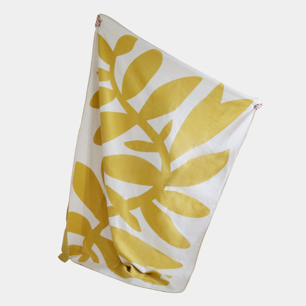 RIEMA Kuscheldecke AURORA aus 100% Bio-Baumwolle in gelb und einem Blattmotiv