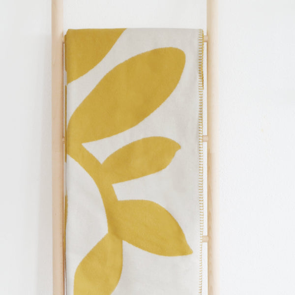 RIEMA Kuscheldecke AURORA aus 100% Bio-Baumwolle in gelb und einem Blattmotiv