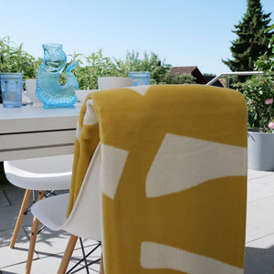 RIEMA sommerliche Kuscheldecke AURORA auf Terrasse im Garten