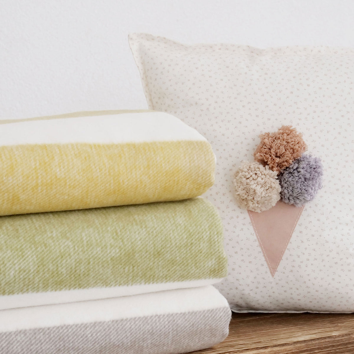 gelbe Kuscheldecke mit Streifen aus Bio-Baumwolle – RIEMA GERMANY