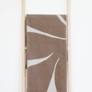 RIEMA XL Kuscheldecke BJÖRK 150x230 cm in braun auf Leiter gezeigt