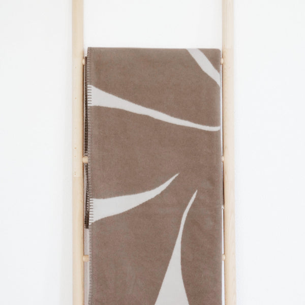 RIEMA XL Kuscheldecke BJÖRK 150x230 cm in braun auf Leiter gezeigt