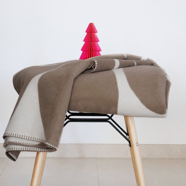 RIEMA Germany Kuscheldecke BJOERK in braun aus recycelter Baumwolle - kuschelig und Made in Germany mit Tannenaum-Deko