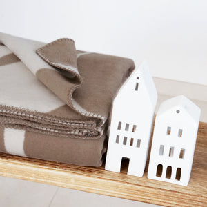 RIEMA Germany Kuscheldecke BJOERK in braun aus recycelter Baumwolle mit Lichthäuser