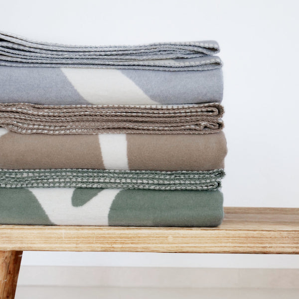 RIEMA XL Kuscheldecke BJÖRK aus recycelter Baumwolle, 150x230 cm in braun, grün und grau