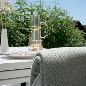 RIEMA Kuscheldecke EMMA auf Terrasse im Garten