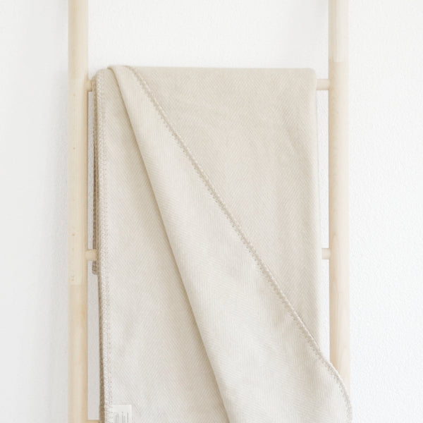 RIEMA Kuscheldecke aus reiner Bio-Baumwolle in der Farbe beige, in Deutschland hergestellt