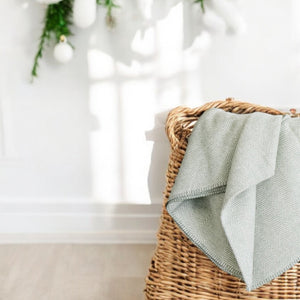 FINN Decke von RIEMA in grün, perfekt für Herbst und Weihnachten