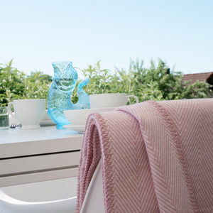 RIEMA sommerliche Kuscheldecke FINN auf Terrasse im Garten