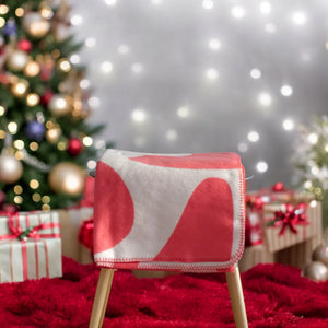 RIEMA Bio-Kuscheldecke FRIDA in der Farbe Koralle, perfekt als Weihnachtsgeschenk