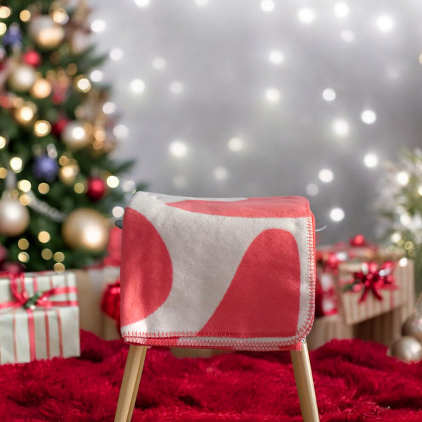 RIEMA Bio-Kuscheldecke FRIDA in der Farbe Koralle, perfekt als Weihnachtsgeschenk