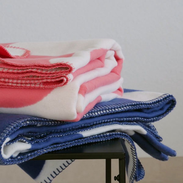 kuschelige Bio-Baumwolldecken in den Farben koralle natur und blau natur - Made in Germany