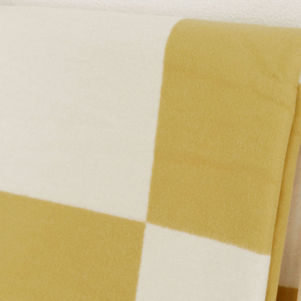 RIEMA Germany Kuscheldecke aus Bio Baumwolle mit Quadratmuster in gelb als Detalaufnahme