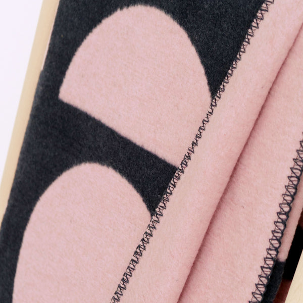 RIEMA Germany recycelte Kuscheldecke aus 100% Baumwolle mit angesagtem Skandi Muster in rosa blau detail