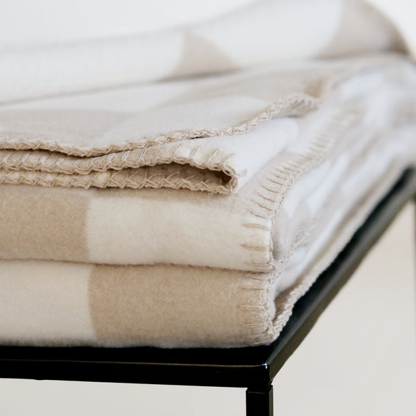 weiche Baumwolldecke beige mit Quadraten in XL-Größe kaufen