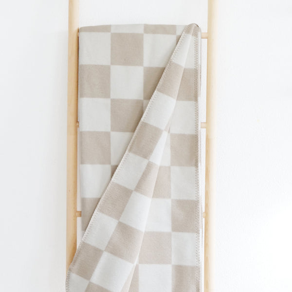 RIEMA beige Kuscheldecke aus Bio-Baumewolle mit quadratischem Muster