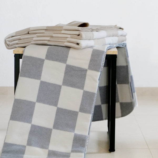 RIEMA Tagesdecke KARA mit Quadraten aus recycelter Baumwolle in grau und beige