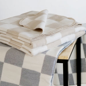 RIEMA beige und graue Kuscheldecke aus Bio-Baumewolle mit quadratischem Muster