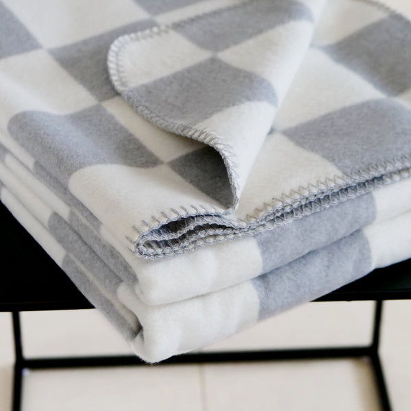 RIEMA Tagesdecke KARA mit Quadraten aus recycelter Baumwolle in grau