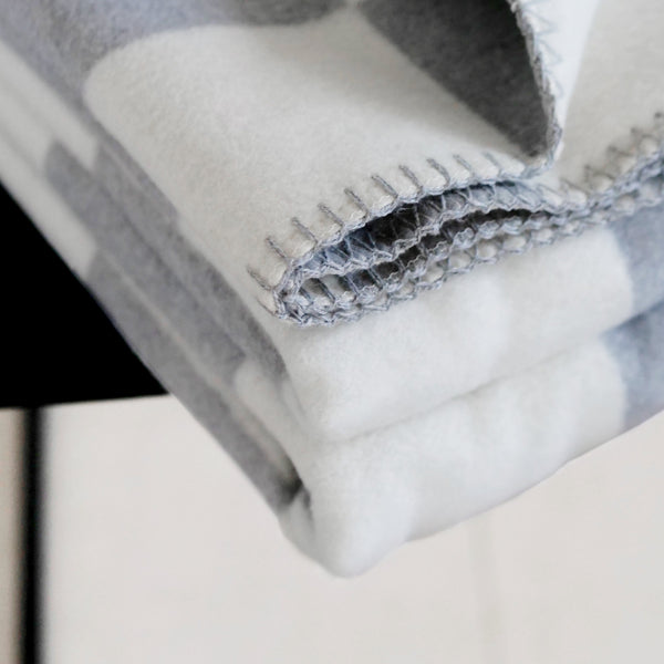 RIEMA Tagesdecke KARA mit Quadraten aus recycelter Baumwolle in grau detail