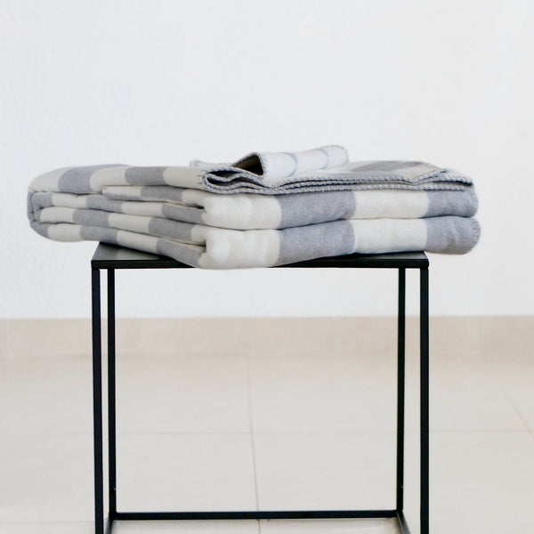 RIEMA Kuscheldecke KARA mit Quadraten aus recycelter Baumwolle in grau, gefalter