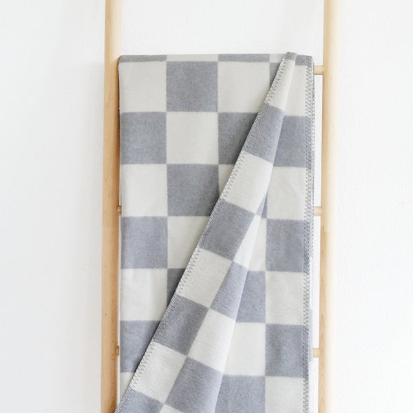 RIEMA Tagesdecke KARA mit Quadraten aus recycelter Baumwolle in grau