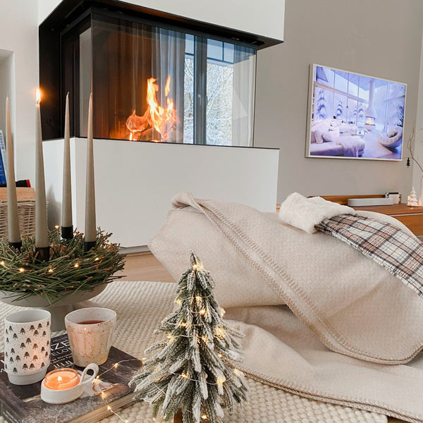 Kuscheldecke EMMA in weihnachtlichem Wohnzimmer - 100% Bio-Baumwolle, Made in Germany