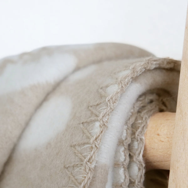 RIEMA XL Kuscheldecke aus recycelter Baumwolle mit Leopardenmuster Detail