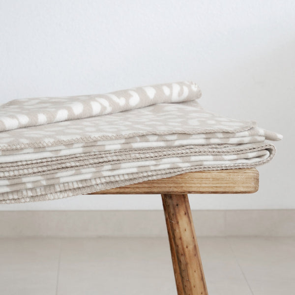 RIEMA extra große Kuscheldecke aus recycelter Baumwolle mit Leopardenmuster