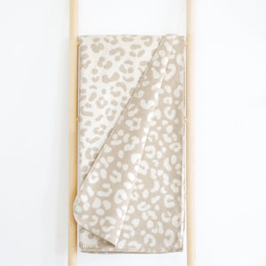 RIEMA große und lange Decke aus recycelter Baumwolle mit Leopardenmuster auf Holzleiter