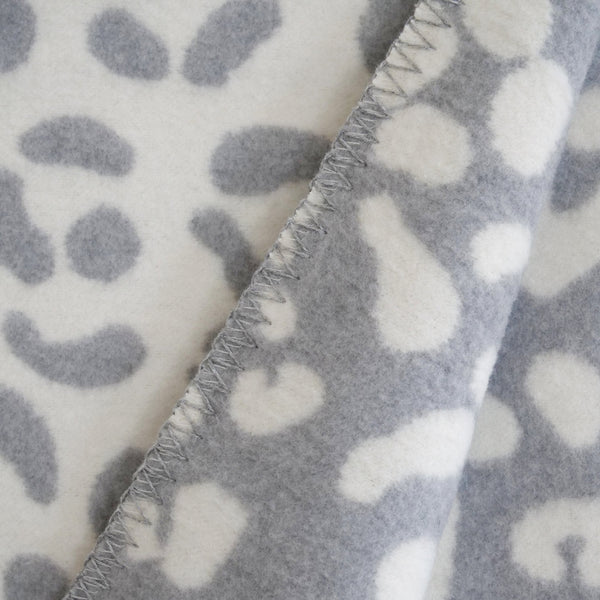 RIEMA XL Kuscheldecke aus recycelter Baumwolle mit Leopardenmuster in grau