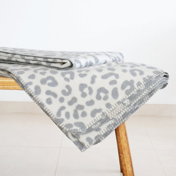 RIEMA XL Wohndecke aus recycelter Baumwolle mit Leo Muster in grau