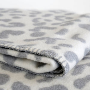 RIEMA XL Kuscheldecke aus recycelter Baumwolle mit Leo Muster in grau