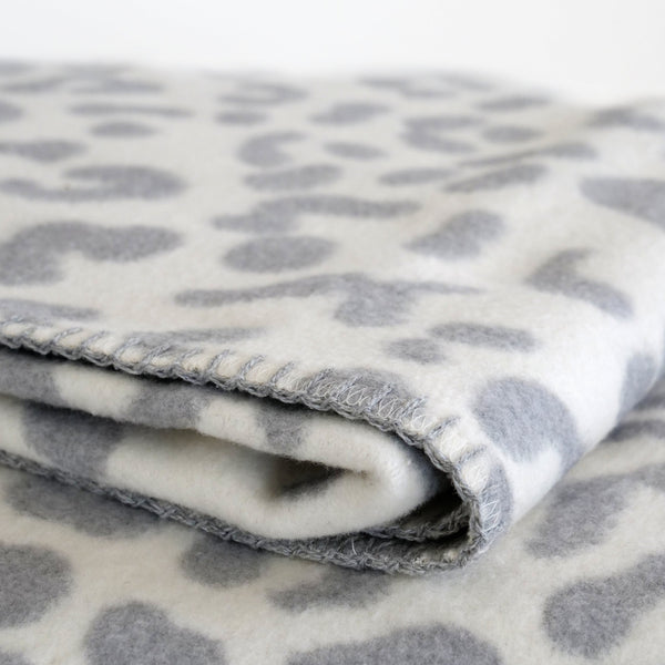 RIEMA XL Kuscheldecke aus recycelter Baumwolle mit Leo Muster in grau
