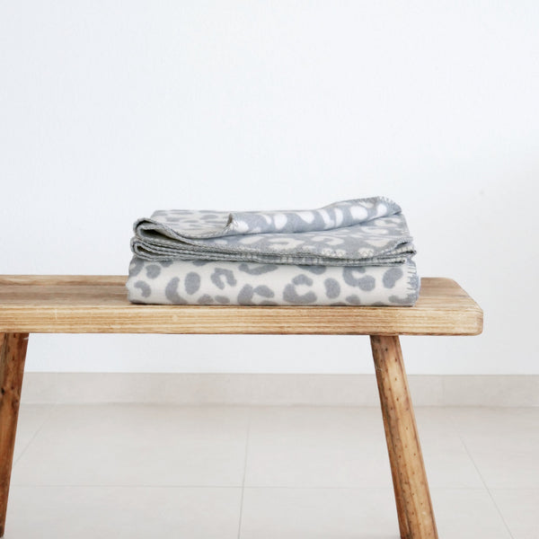 RIEMA XL Kuscheldecke aus recycelter Baumwolle mit Leo Muster in grau auf Dekobank