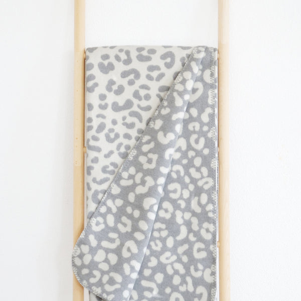 RIEMA Kuscheldecke XL LIA mit Leo-Muster aus recycelter Baumwolle - Übergröße 150x230 - grau