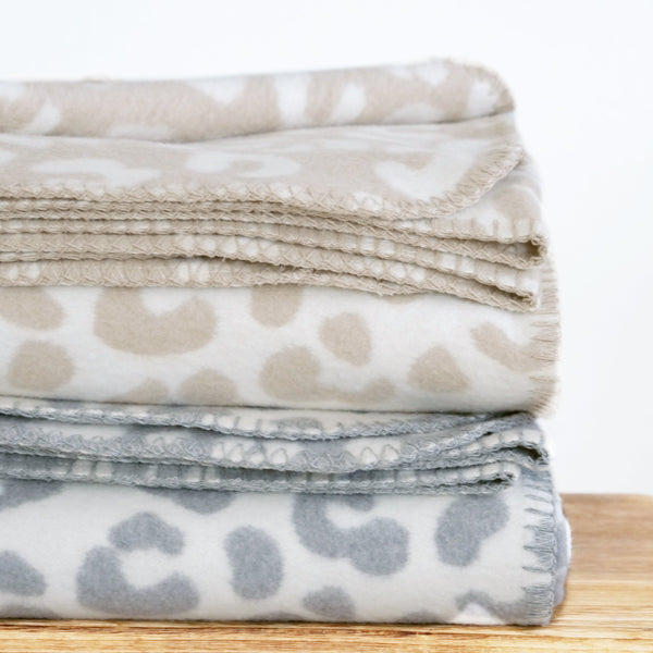 RIEMA XL Kuscheldecke aus recycelter Baumwolle mit Leo Muster in eige und grau