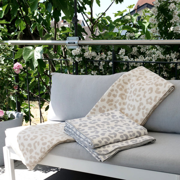 RIEMA XL Decke LIA mit Leomotiv auf Terrasse im Garten
