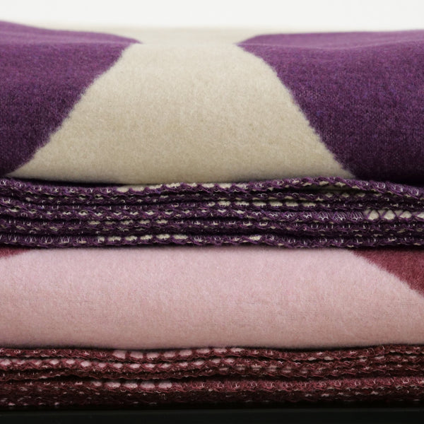 RIEMA XL Kuscheldecke mit Kreisen in der Farbe rosa und lila, Maße 150x30cm