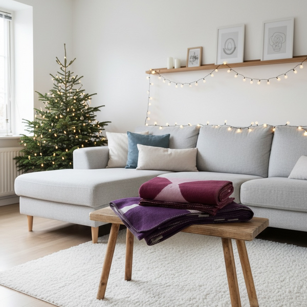 RIEMA XL Kuscheldecke mit Kreisen in einem weihnachtlichen Wohnzimmer, Maße 150x30cm