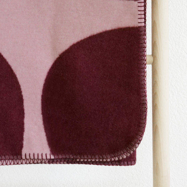 RIEMA XL Kuscheldecke aus recycelter Baumwolle mit Kreisen in der Farbe rosa, Maße 150x30cm