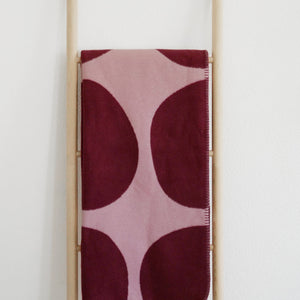 RIEMA XL Kuscheldecke mit Kreisen in der Farbe rose, Maße 150x30cm