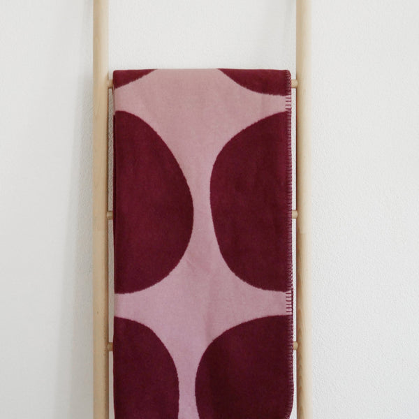 RIEMA XL Kuscheldecke mit Kreisen in der Farbe rose, Maße 150x30cm
