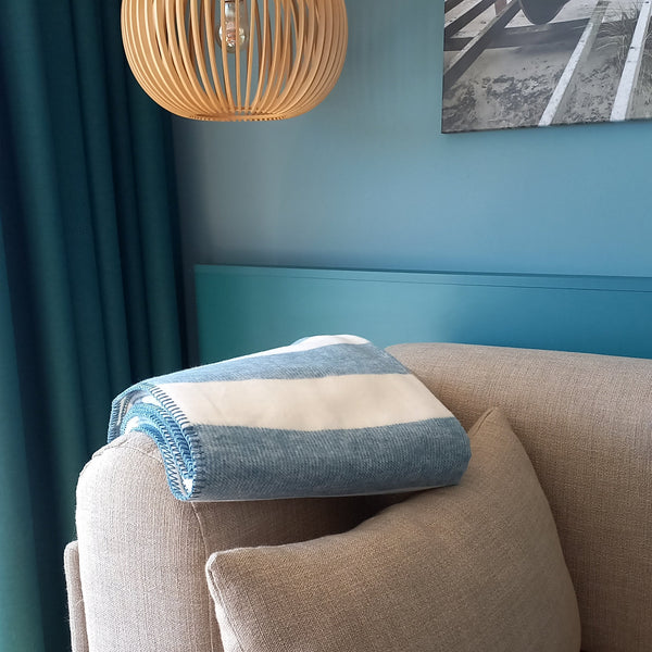 RIEMA Kuscheldecke STINE mit Streifen in blau, perfekt für das ganze Jahr