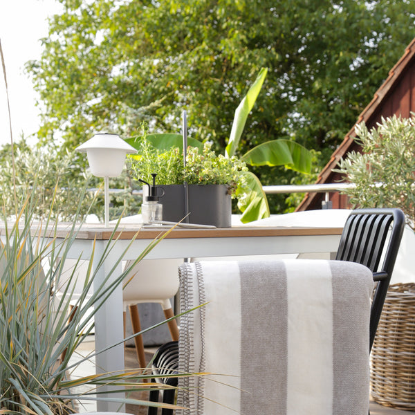 RIEMA sommerliche Kuscheldecke STINE auf Terrasse