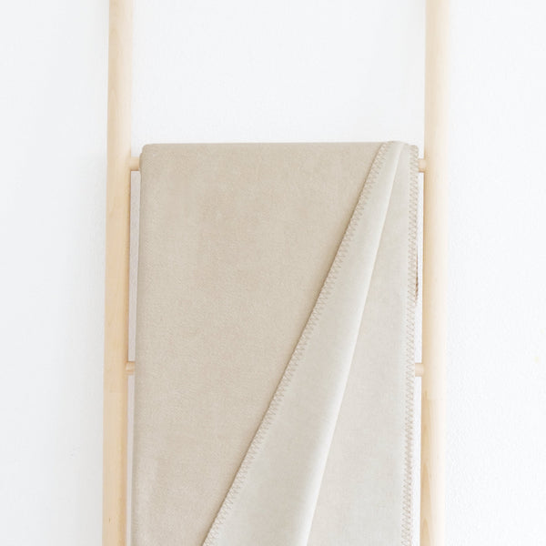 THOR XL Kuscheldecke aus recycelter Baumwolle auf Holzleiter